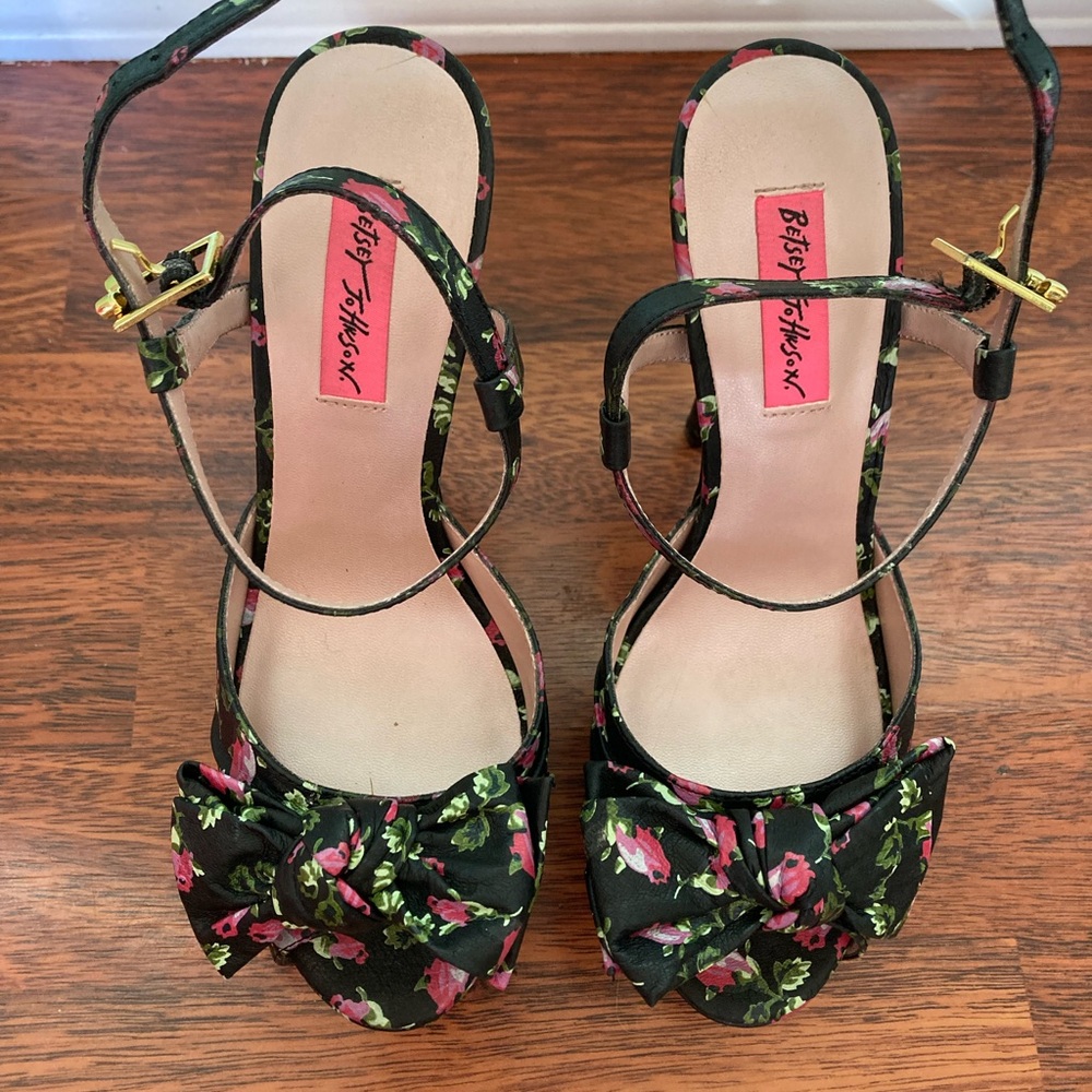 BNIB Betsey Johnson Haylie black floral leather heels size 8 - Picture 2 of 9